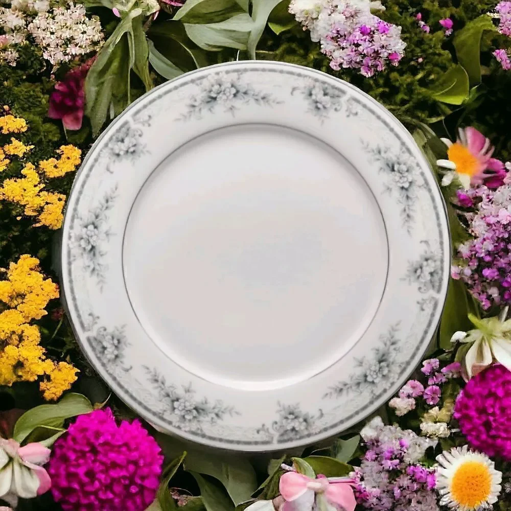 Noritake Sweet Leilani Dinner Plate Platinum Trimmed 10.5
